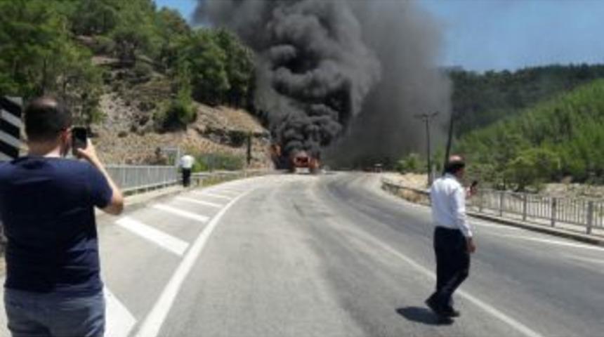 Isparta’da Seyir Halindeki Yolcu Otobüsü Alev Alev Yandı