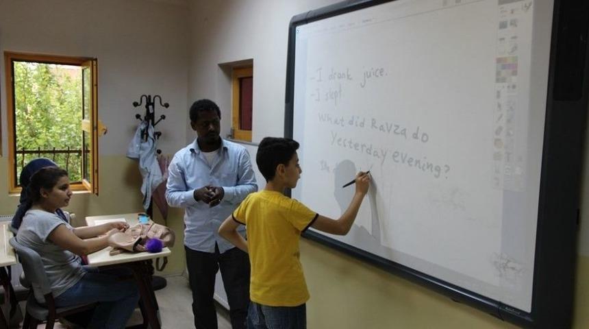 Yabancı Öğrenciler Bilgievleri’nde İngilizce Öğretiyor