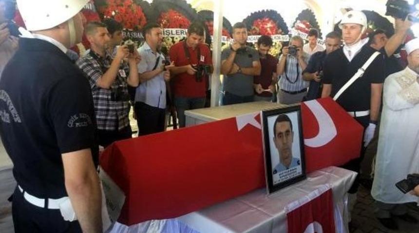 Hatay Şehitleri G&ouml;zyaşlarıyla Uğurlandı (2)