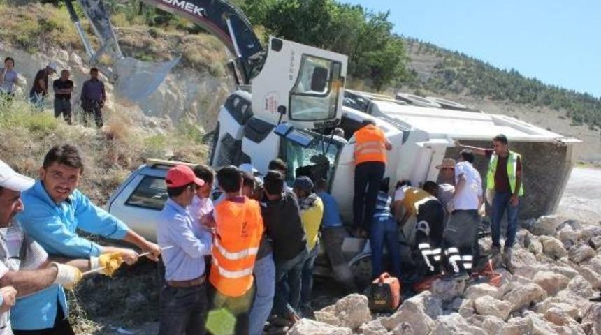 Taş Y&uuml;kl&uuml; Kamyon, Otomobilin &Uuml;st&uuml;ne Devrildi: 3 Yaralı