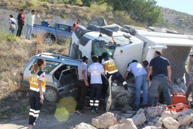 Taş Yüklü Kamyon, Otomobilin Üstüne Devrildi: 3 Yaralı