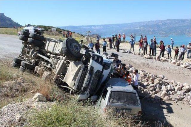 Taş Yüklü Kamyon, Otomobilin Üstüne Devrildi: 3 Yaralı