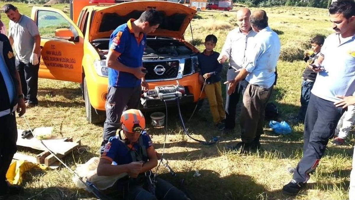 Kuyuya D&uuml;şt&uuml;kten Sora Burada 8 Yavru Yapan K&ouml;pek, Afad Tarafından Kurtarıldı