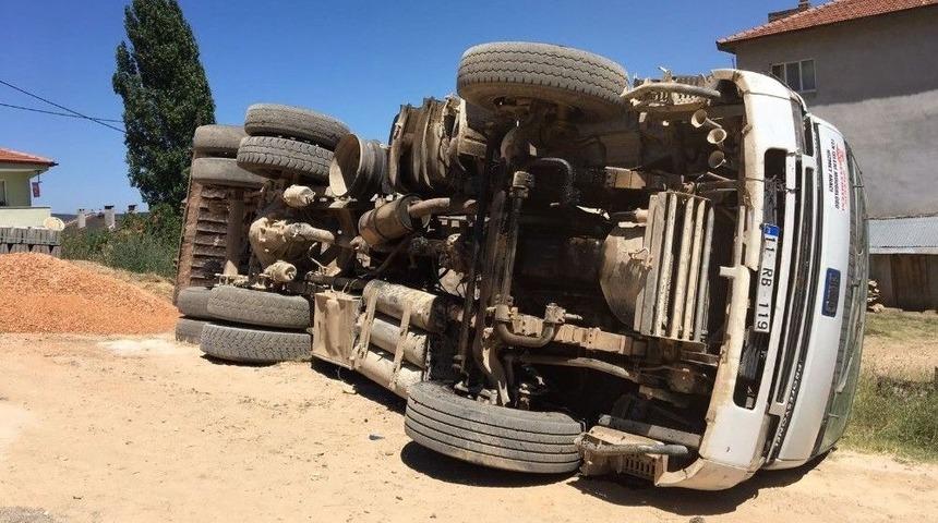 Bilecik&rsquo;te &Ccedil;akıl Y&uuml;kl&uuml; Kamyon Devrildi
