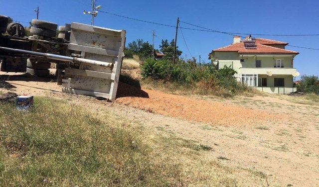 Bilecik’te Çakıl Yüklü Kamyon Devrildi