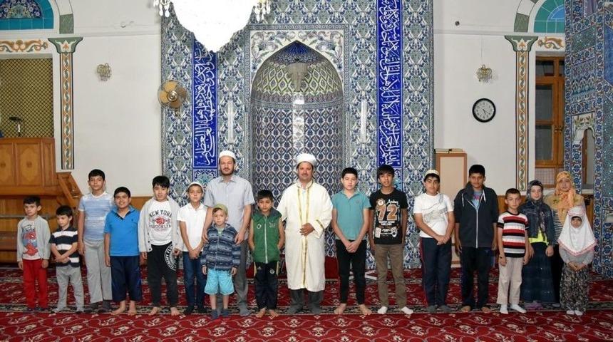 Sel&ccedil;uklu&rsquo;da &Ccedil;ocuklar Camileri Dolduruyor