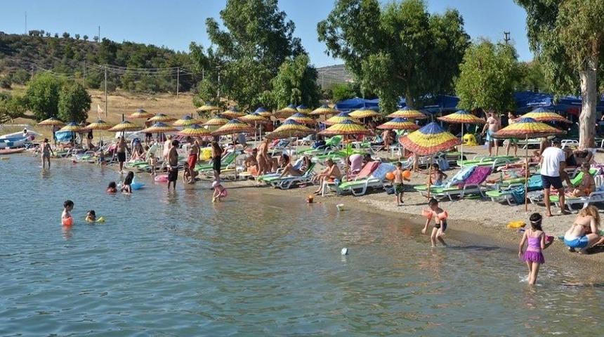 Fo&ccedil;a&rsquo;nın Mavi Bayraklı Plajları Tatilcilerin G&ouml;zdesi