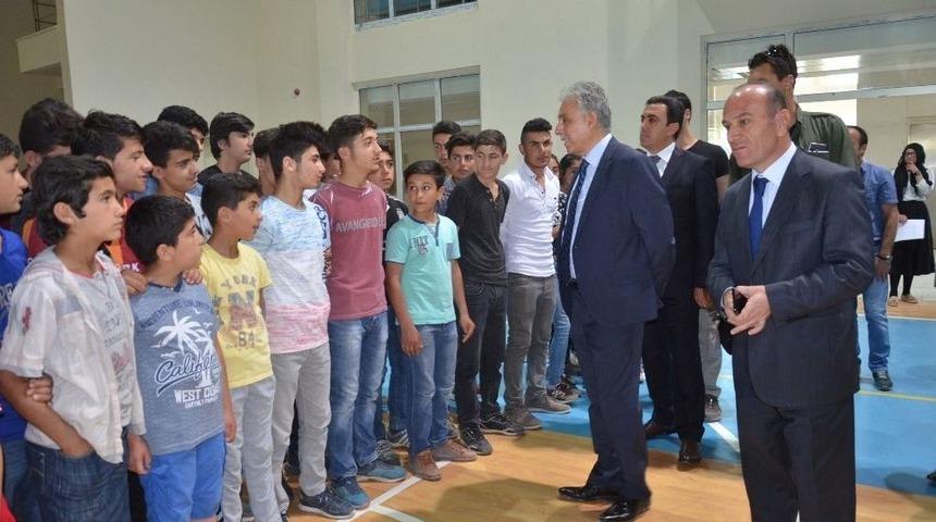 Y&uuml;ksekova&rsquo;da &Ouml;ğrencilere Spor Malzemesi Desteği