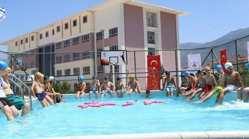 Pamukkale Belediyesi &Ccedil;ocuklara Y&uuml;zme &Ouml;ğretiyor
