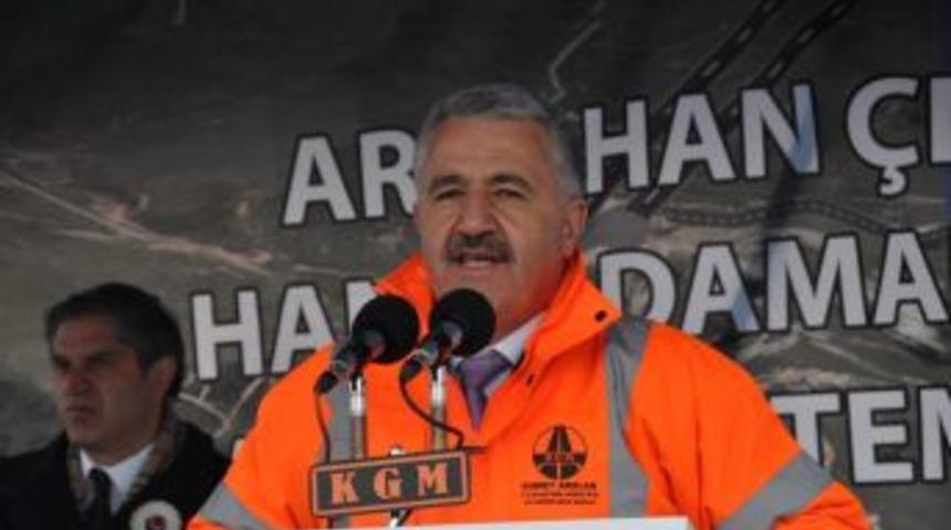 Bakan Arslan, 15 Temmuz Şehitleri İ&ccedil;in Y&uuml;r&uuml;yecek