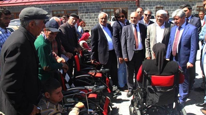 Karslı İşadamlarından Engellilere Ak&uuml;l&uuml; Sandalye