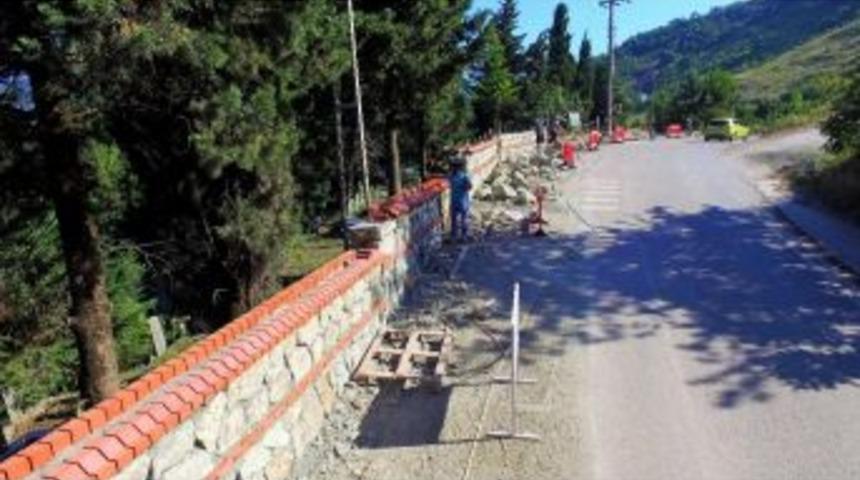 Başiskele Belediyesi Yuvacık&rsquo;ta Mezarlık &Ccedil;evresini Bakıma Aldı