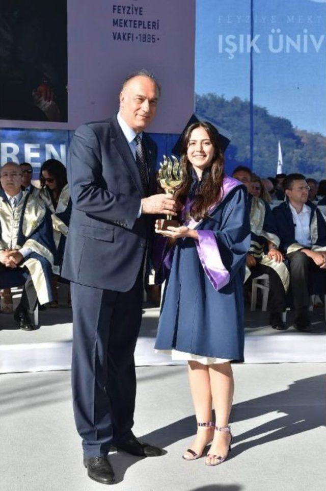 Fmv Işık &Uuml;niversitesi 18 inci D&ouml;nem Mezunlarını Uğurladı 2