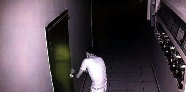 M&uuml;d&uuml;r&uuml;n Diz&uuml;st&uuml; Bilgisayarını &Ccedil;aldı 3