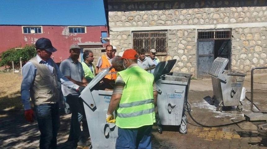 &Ccedil;&ouml;p Konteynerleri Temizleniyor