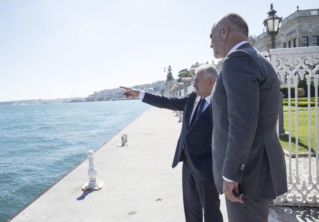 (d&uuml;zeltme) Başbakan Yıldırım Ve Arnavutluk Başbakanı Edi Rama, Dolmabah&ccedil;e Ofisinin Bah&ccedil;esinde Gezinti Yaptı