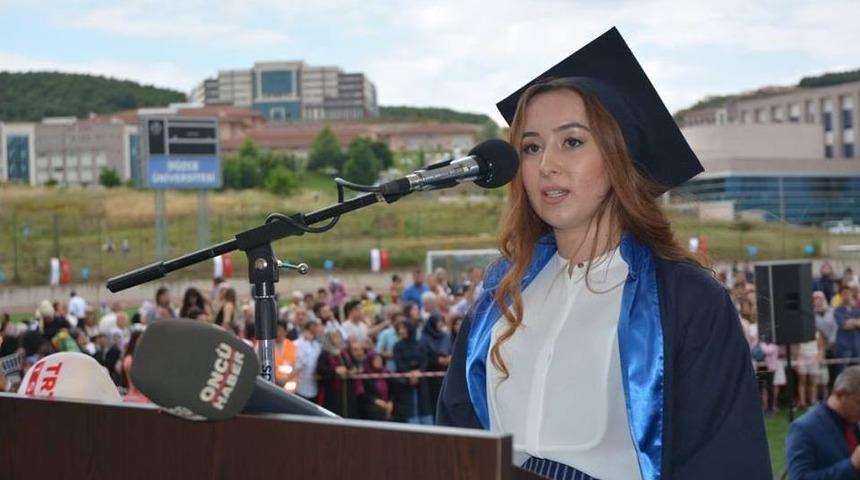 Akyazılı Genç Kız Düzce Üniversitesi Birincisi Oldu