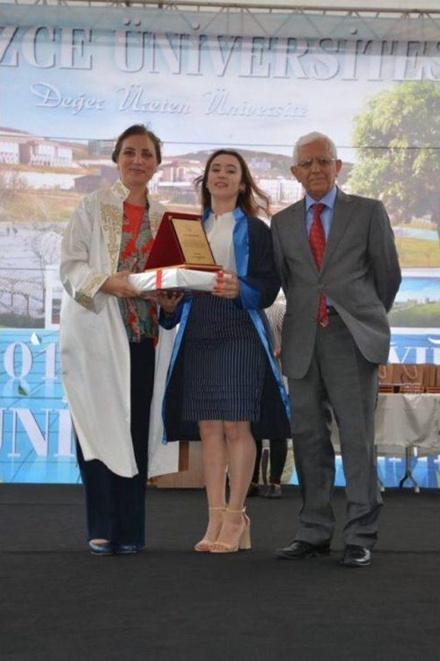 Akyazılı Genç Kız Düzce Üniversitesi Birincisi Oldu