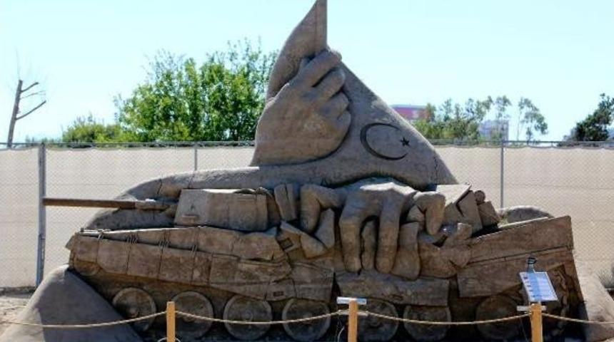 Kum Heykellerde 15 Temmuz Köşesi