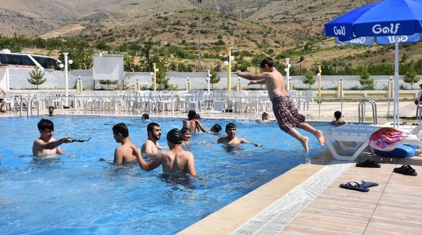 Yetim Ve &Ouml;ks&uuml;z &Ccedil;ocukların Havuz Keyfi