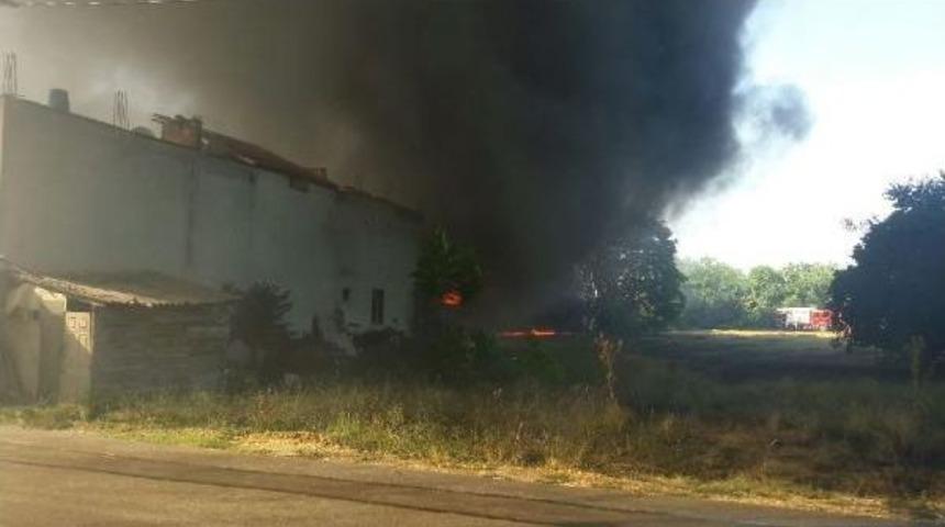 Bursa'da Boya Imalathanesinde Yangın (3)