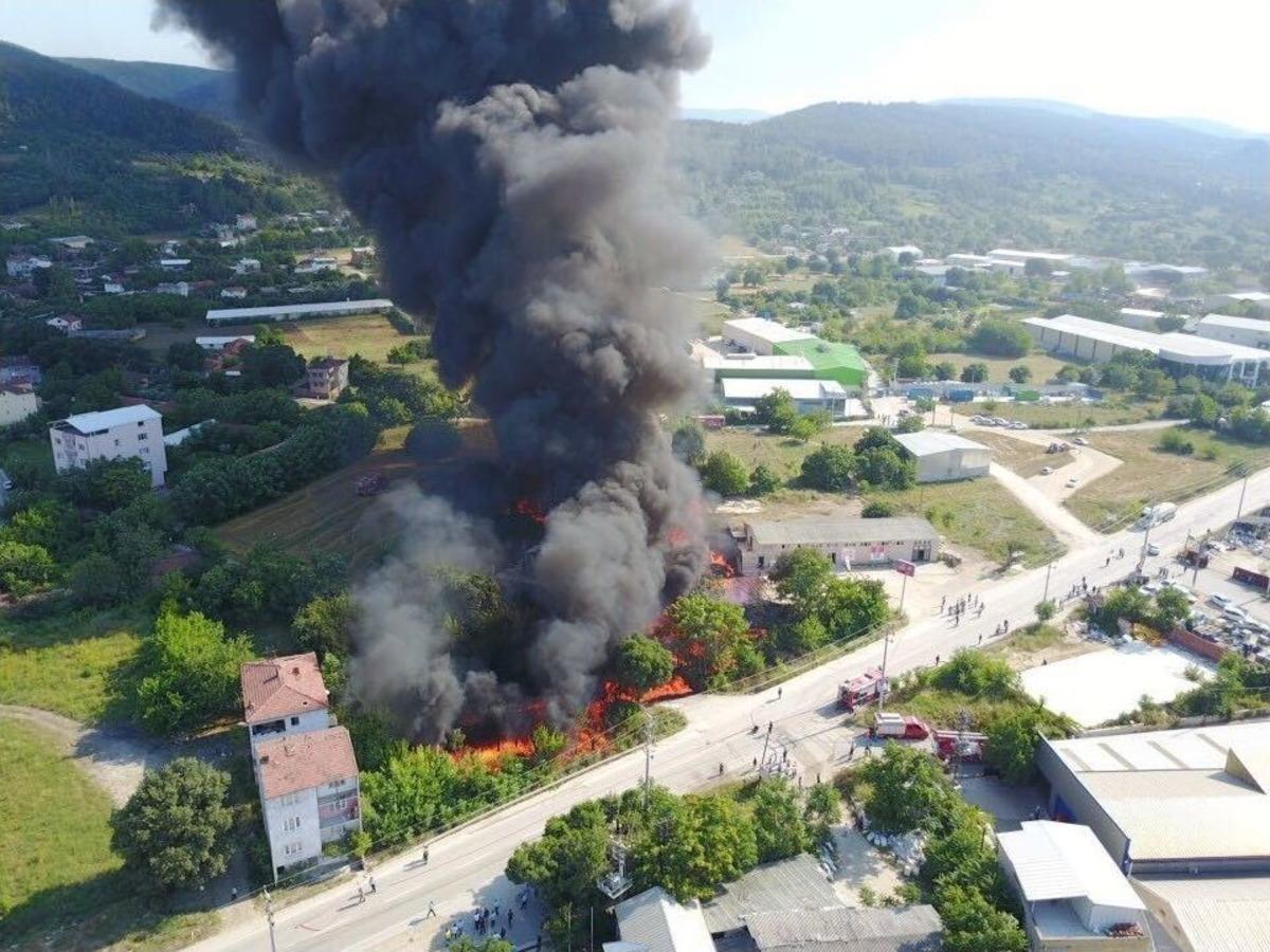 Boya Fabrikasındaki Yangın Havadan B&ouml;yle G&ouml;r&uuml;nt&uuml;lendi