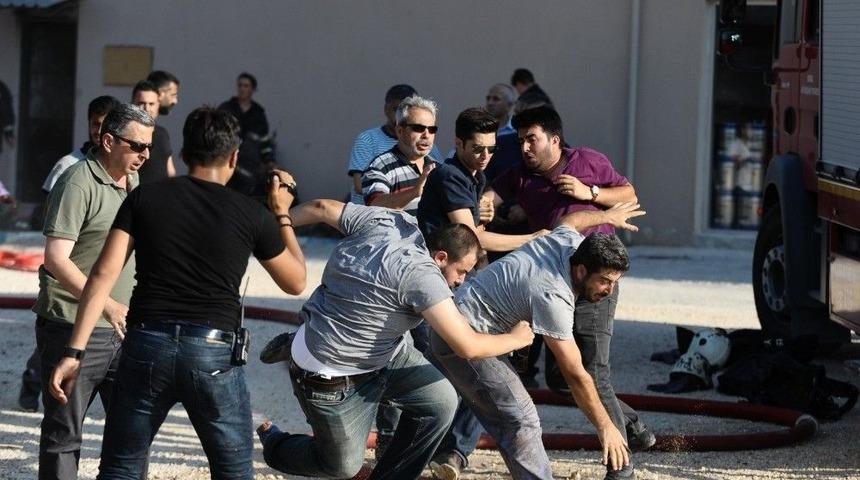 Bursa&rsquo;daki Boya Fabrikası Yangınında Tekme Tokat Kavga &Ccedil;ıktı