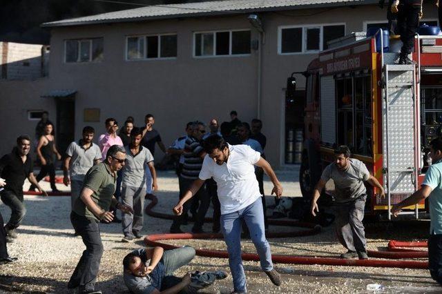 Bursa’daki Boya Fabrikası Yangınında Tekme Tokat Kavga Çıktı