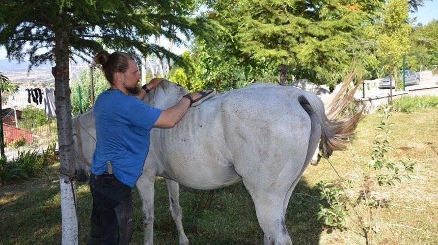 Hac İ&ccedil;in Atla Yollara D&uuml;şen Polonyalı Seyyah K&uuml;tahya&rsquo;da Mola Verdi