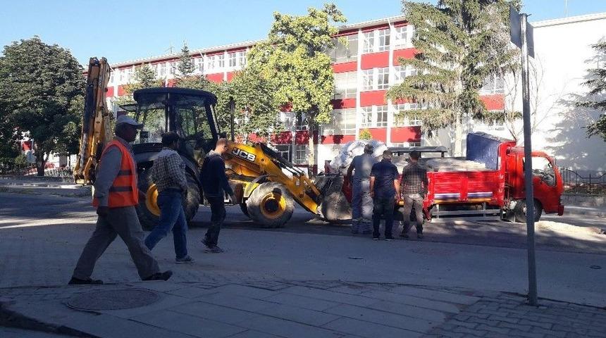 Hafriyat Kamyonu Altyapı &Ccedil;alışması Alanında &Ccedil;ukura D&uuml;şt&uuml;