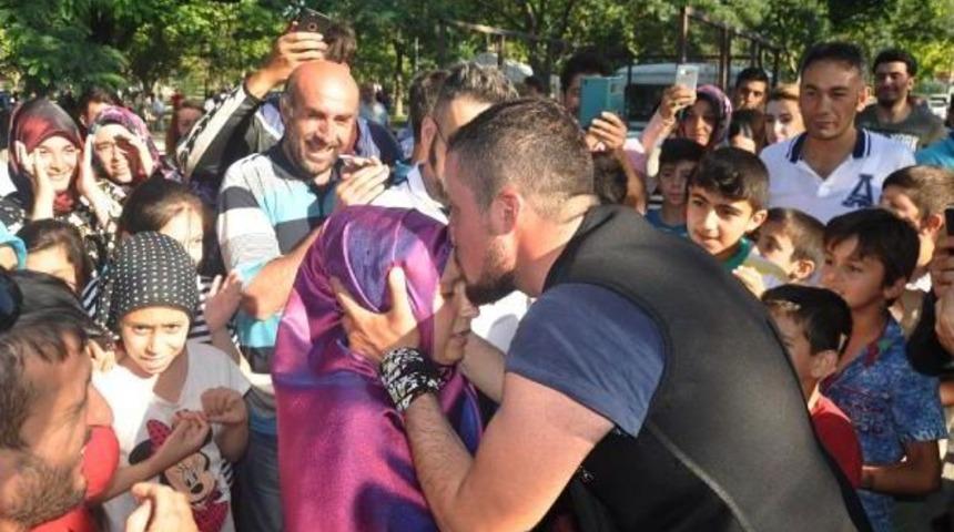 S&uuml;rpriz Evlilik Teklifine Olumlu Cevap Alamayınca Hayal Kırıklığı Yaşadı