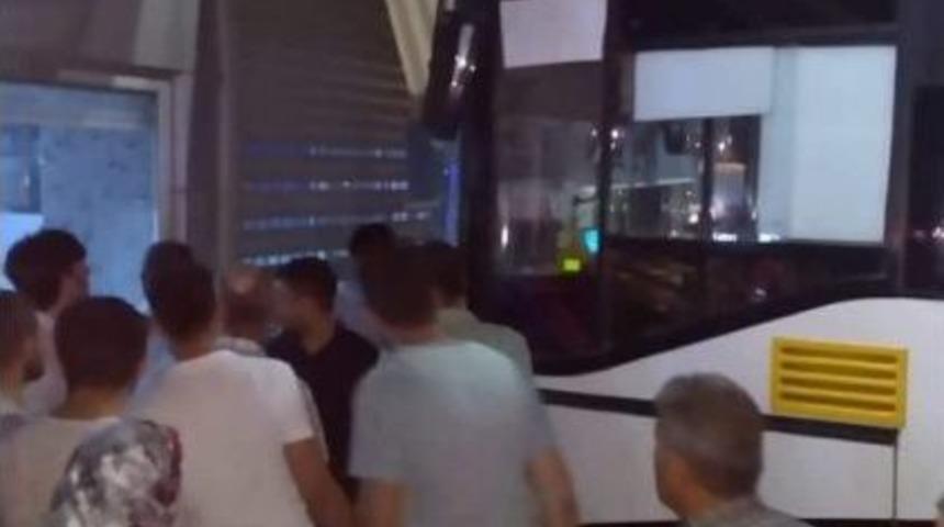 Freni Boşalan Otob&uuml;s Kuyumcu D&uuml;kkanına &Ccedil;arptı