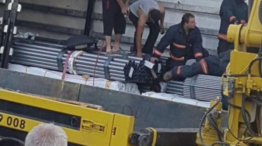 Tır Dorsesindeki Profil Boruların Arasında Sıkıştılar: 3 Ağır Yaralı