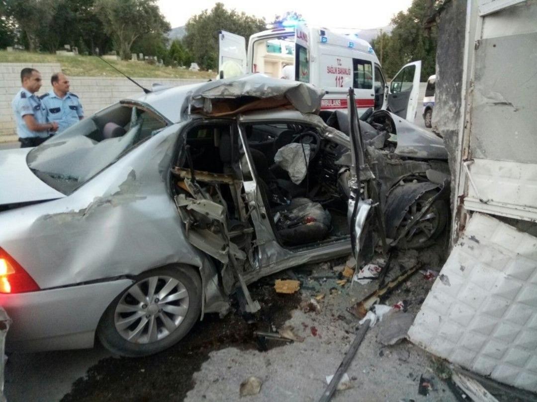 Otomobil Evin Duvarına &Ccedil;arptı: 1 &Ouml;l&uuml; 1 Yaralı