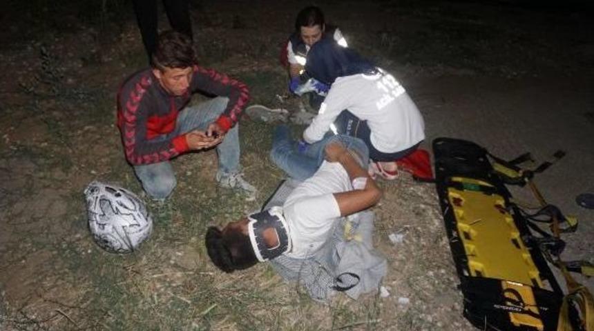 Kazada Yaralanan Gence M&uuml;dahale Edilirken Telefonla Annesi Aradı