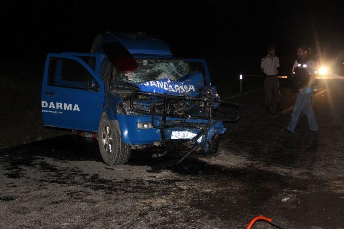 K&uuml;tahya&rsquo;da Kamyonetle Jandarma Aracı &Ccedil;arpıştı: 1 Şehit, 3&rsquo;&uuml; Asker 7 Yaralı