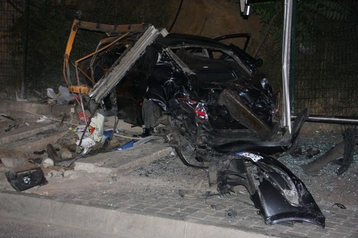 Otob&uuml;s Beklediği Durakta Can Verdi