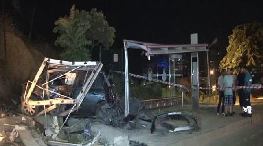 Otomobil Otob&uuml;s Durağına Daldı: 1 &Ouml;l&uuml;, 1 Yaralı