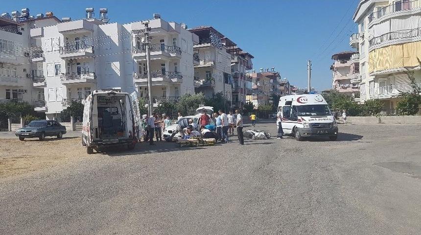 Manavgat&rsquo;ta Motosiklet Otomobile &Ccedil;arptı: 2 Yaralı