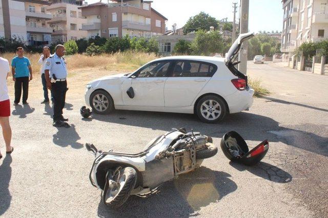 Manavgat’ta Motosiklet Otomobile Çarptı: 2 Yaralı