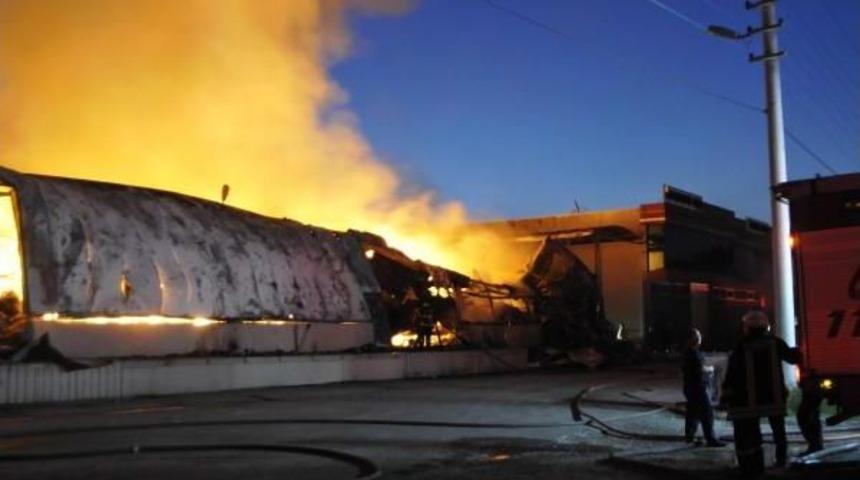 Kocaeli'nde Gıda Deposu Alev Alev Yandı