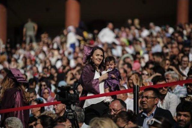 Maltepe Öğrencileri Mezuniyetlerini Hadise Konseri Ile Kutladı