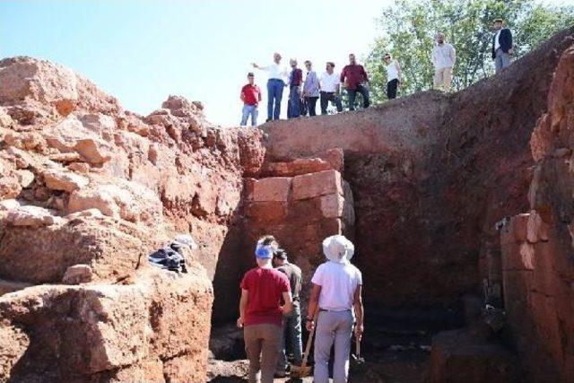 Kibele Heykelinin Bulunduğu Kalede Kazı Çalışmaları Yeniden Başladı