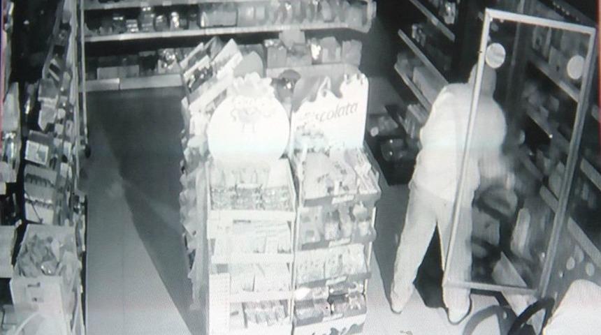 Samsun&rsquo;da Maskeli Hırsız 45 Dakikada Market Soydu