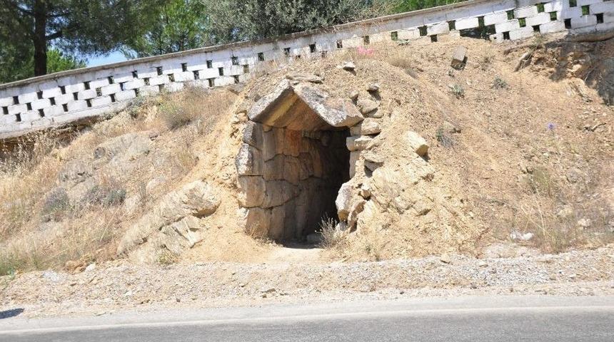 Roma D&ouml;neminden Kalan Mezar Odası Definecilerin Talanına Uğradı