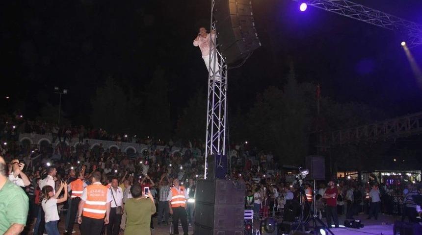 &Uuml;nl&uuml; Sanat&ccedil;ıdan İlgin&ccedil; 15 Temmuz Mesajı