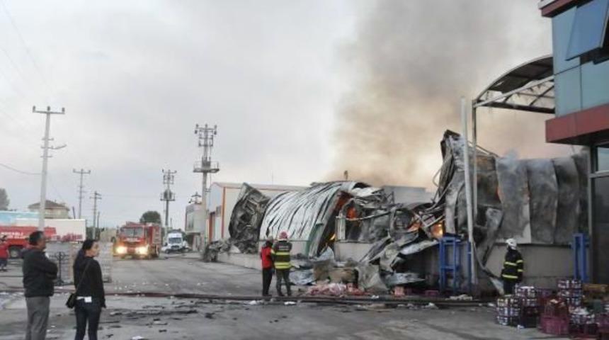 Kocaeli'nde Gıda Deposu Alev Alev Yandı (2)