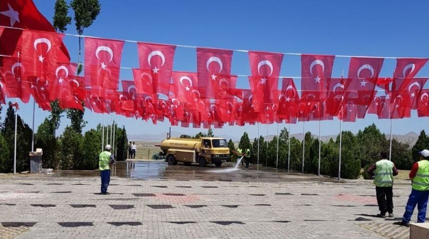 Zeve Şehitliği Bayraklarla S&uuml;slendi