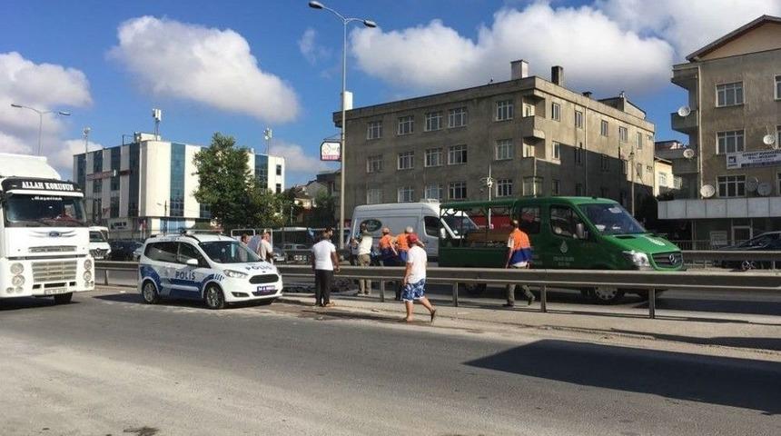 Yolun Karşısına Ge&ccedil;meye &Ccedil;alışan Kadına Araba &Ccedil;arptı