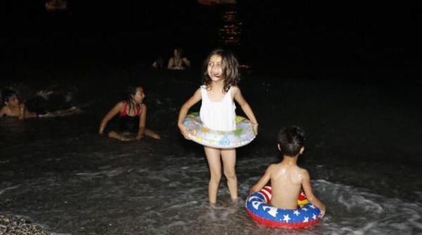 Antalya'da Nemden Bunalan Sahilde Sabahladı